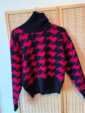 Jones New York Black & Hot Pink Houndstooth Turtleneck Sweater